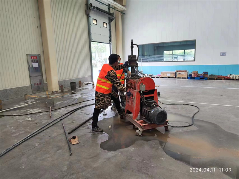 长征镇厂房地面下沉塌陷注浆加固施工